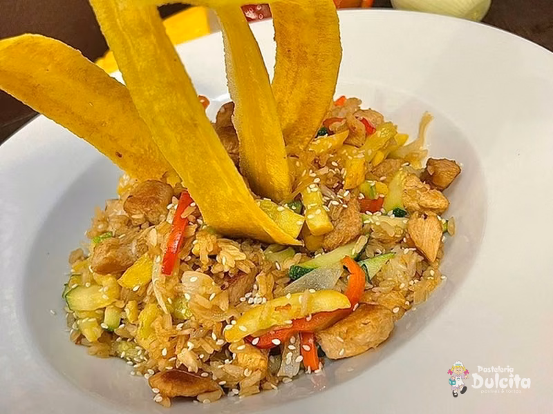 Arroz wok con pollo y vegetales del restaurante de Pastelería Dulcita en la sede Calle 72, Bogotá