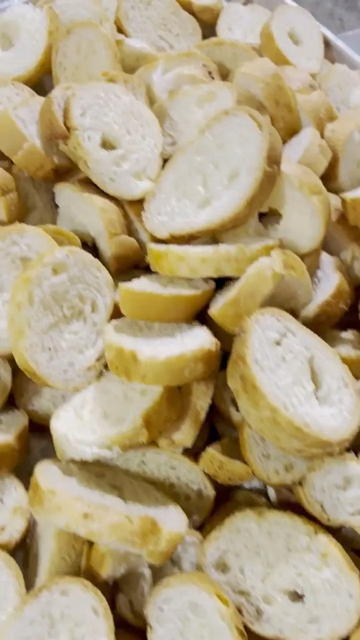 Baguette tajado recién horneado de Pastelería Dulcita en Bogotá