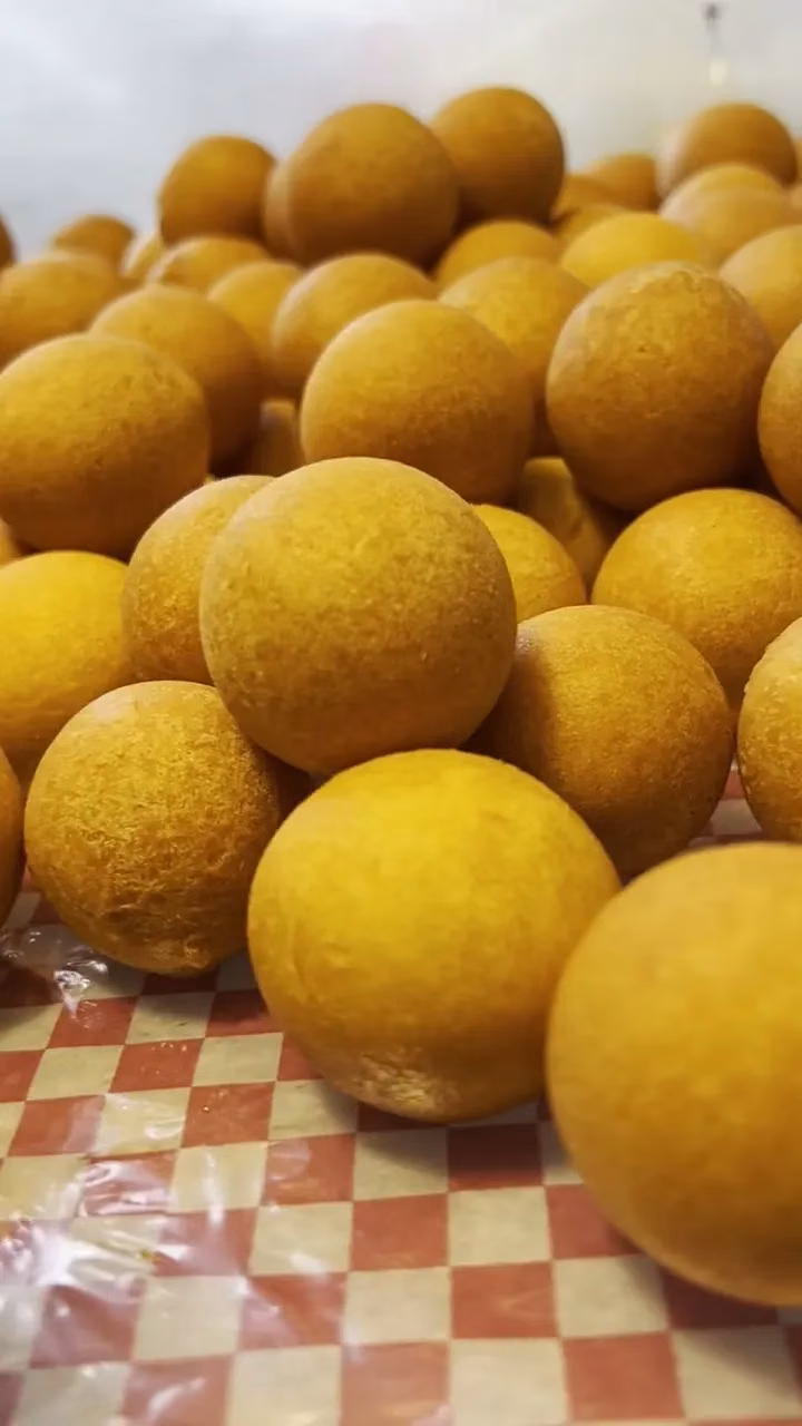 Buñuelos recién fritos de Pastelería Dulcita en Bogotá