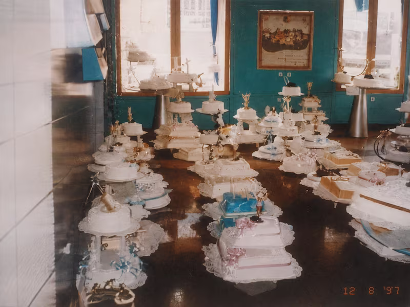 Interior de la sede Calle 72 de Pastelería Dulcita en Bogotá con su vitrina de tortas y postres