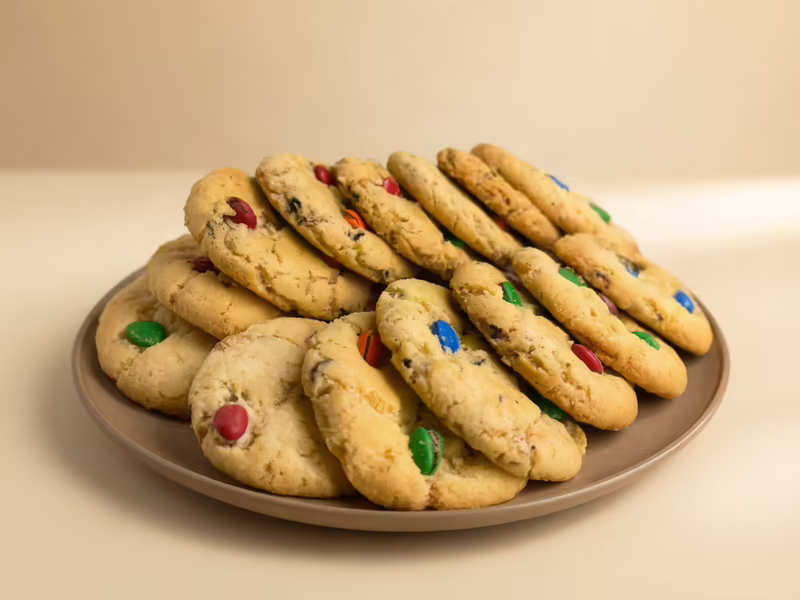 Galletas artesanales de vainilla con M&M y chispas de chocolate horneadas en Bogotá — Pastelería Dulcita