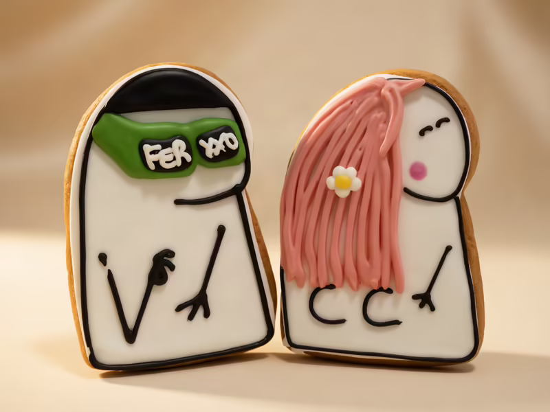 Galletas personalizadas con caricatura de pareja para regalo — Pastelería Dulcita Bogotá