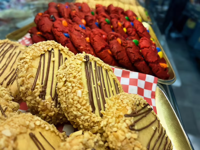 Variedad de galletas red velvet, M&M y alfajor horneadas en Bogotá — Pastelería Dulcita