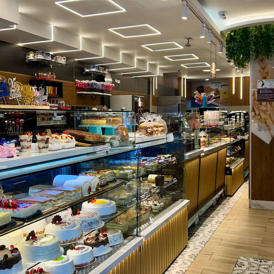 Interior de la sede Calle 72 de Pastelería Dulcita en Bogotá con su vitrina de tortas y postres