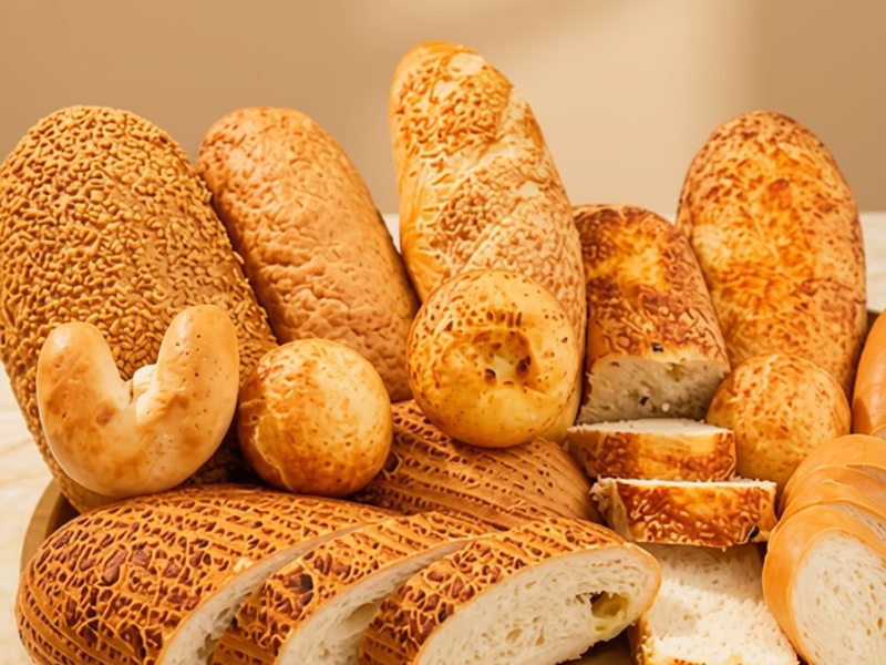 Desayuno con croissant gourmet del menú de Pastelería Dulcita en Bogotá
