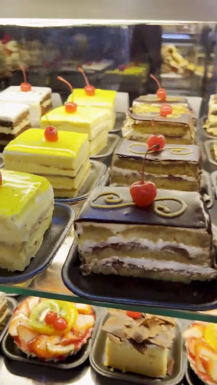 Vitrina con variedad de postres artesanales de Pastelería Dulcita en Bogotá