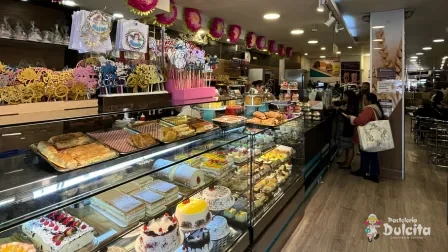 Recorrido por la sede Calle 72 de Pastelería Dulcita: vitrina de tortas, postres y zona de mesas