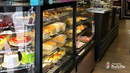 Recorrido por la sede Fontibón de Pastelería Dulcita: vitrina de tortas, panadería y postres