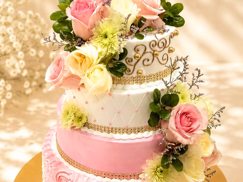 Torta de boda elegante de varios pisos elaborada por Pastelería Dulcita en Bogotá