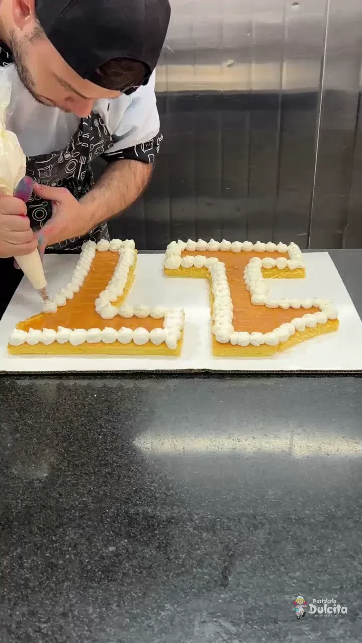 Decoración de una torta de matrimonio personalizada en Pastelería Dulcita, Bogotá