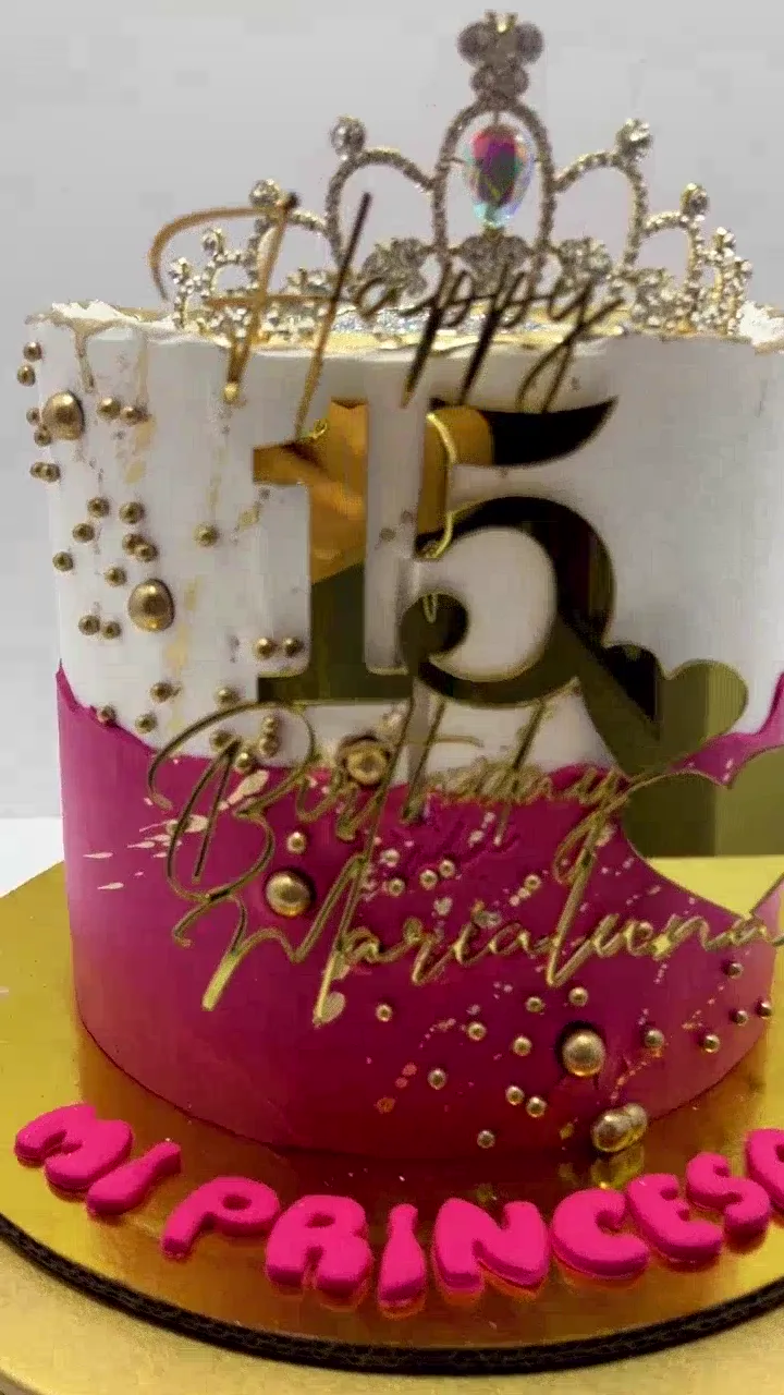 Torta de quince años decorada con corona y detalles dorados — Pastelería Dulcita