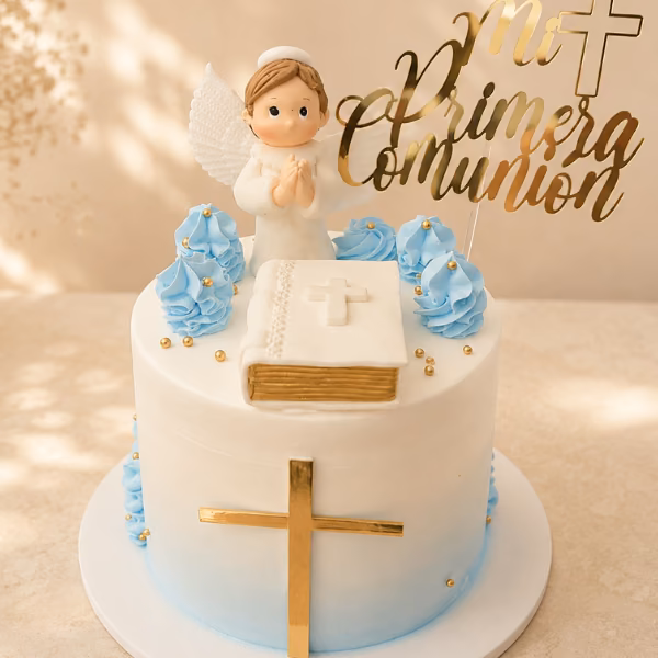 Torta de primera comunión con ángel y detalles en azul, elaborada por Pastelería Dulcita en Bogotá
