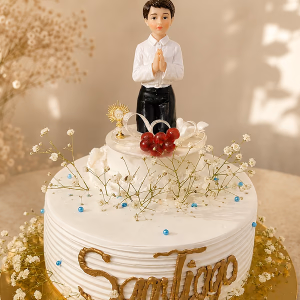 Torta de primera comunión con detalle floral y nombre en letras doradas, elaborada por Pastelería Dulcita en Bogotá