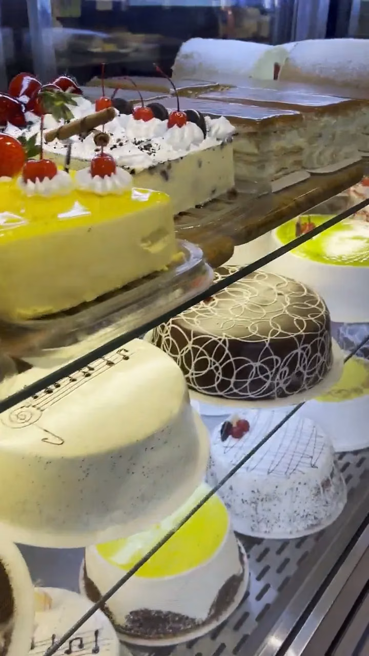 Variedad de tortas de vitrina listas para llevar en Pastelería Dulcita, Bogotá